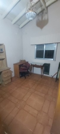 CHALET DE TEJAS FRANCESAS CON 2 DORMITORIOS EN EL CENTRO DE BARRIO ARCA, PASO DEL REY.