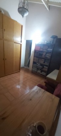 CHALET DE TEJAS FRANCESAS CON 2 DORMITORIOS EN EL CENTRO DE BARRIO ARCA, PASO DEL REY.