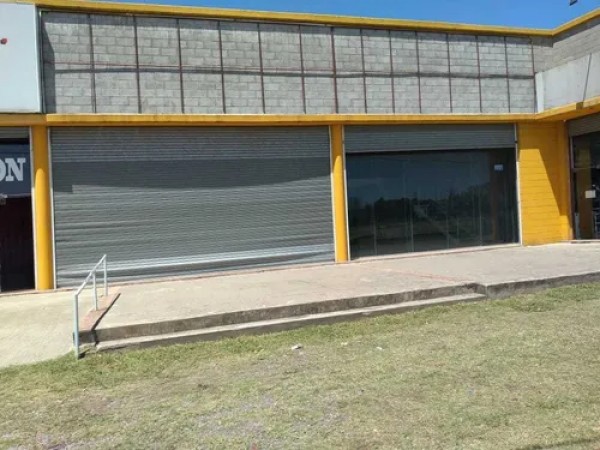 Local de 180m2 sobre Colectora Gaona