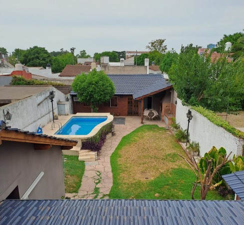 Chalet en dos pisos con 4 dormitorios 