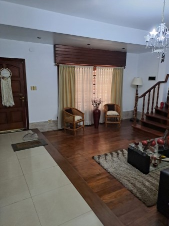 Chalet en dos pisos con 4 dormitorios 