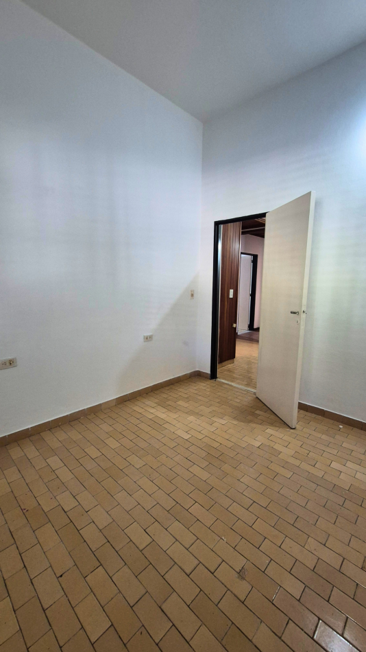 Hermosa propiedad con ubicacion estrategia sobre calle Joly en Moreno. 