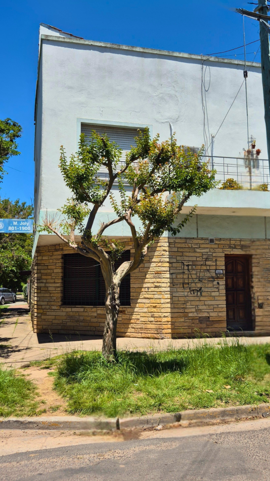 Hermosa propiedad con ubicacion estrategia sobre calle Joly en Moreno. 