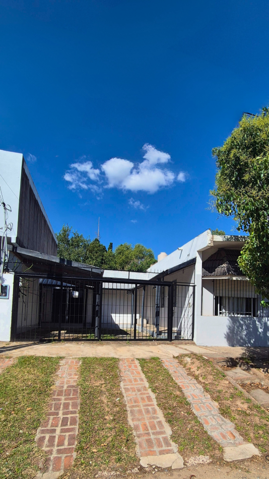 Espacio de sobra: Casa con 3 dormitorios, quincho gigante y zona de guardado en Boluevard Peron