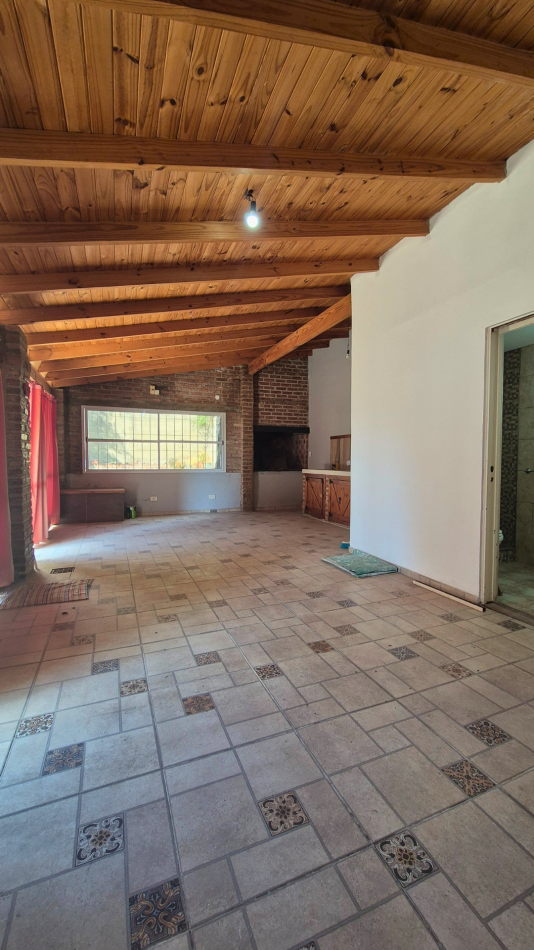 Espacio de sobra: Casa con 3 dormitorios, quincho gigante y zona de guardado en Boluevard Peron