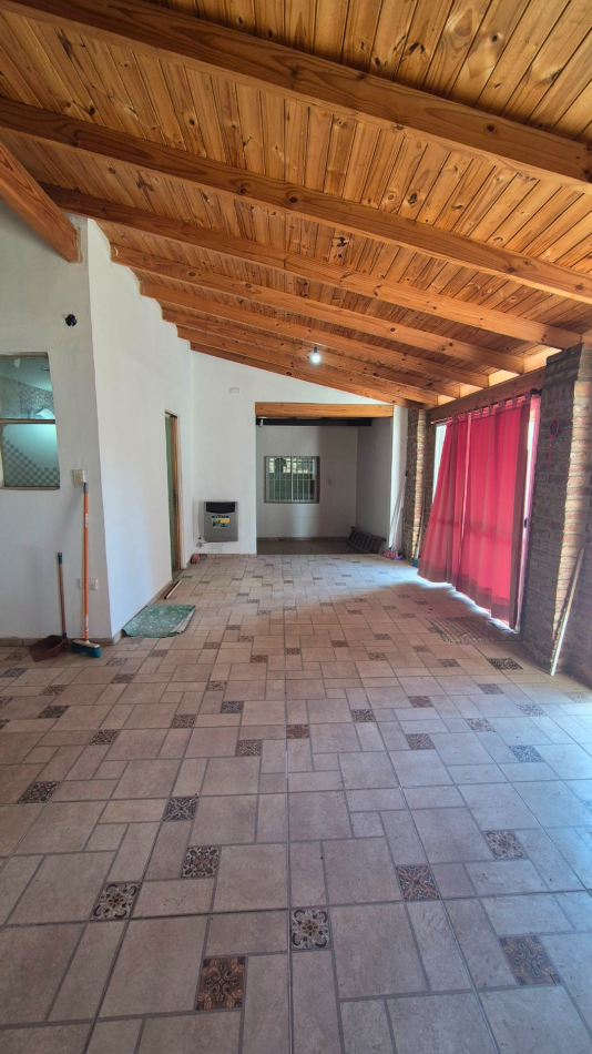 Espacio de sobra: Casa con 3 dormitorios, quincho gigante y zona de guardado en Boluevard Peron