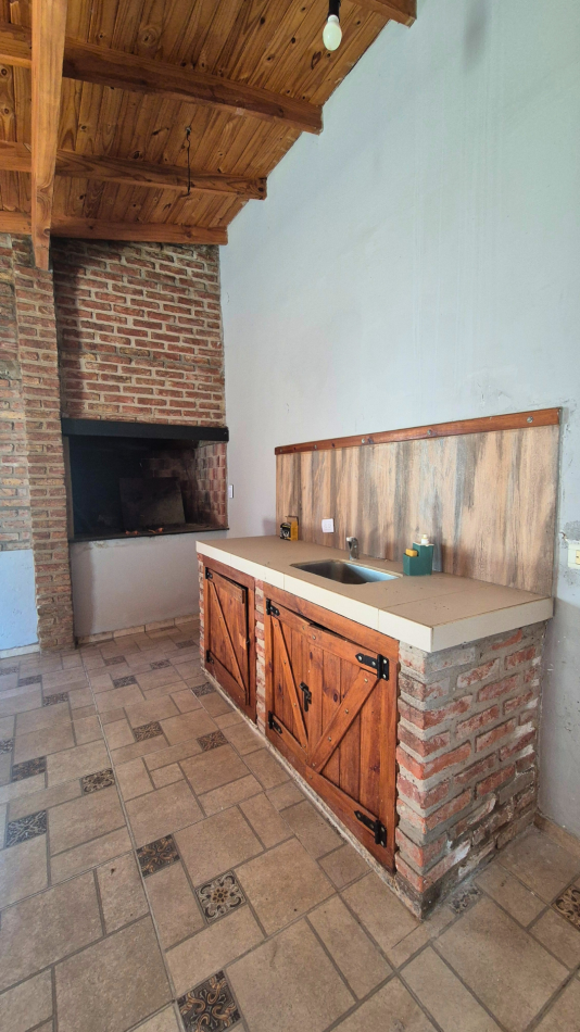 Espacio de sobra: Casa con 3 dormitorios, quincho gigante y zona de guardado en Boluevard Peron