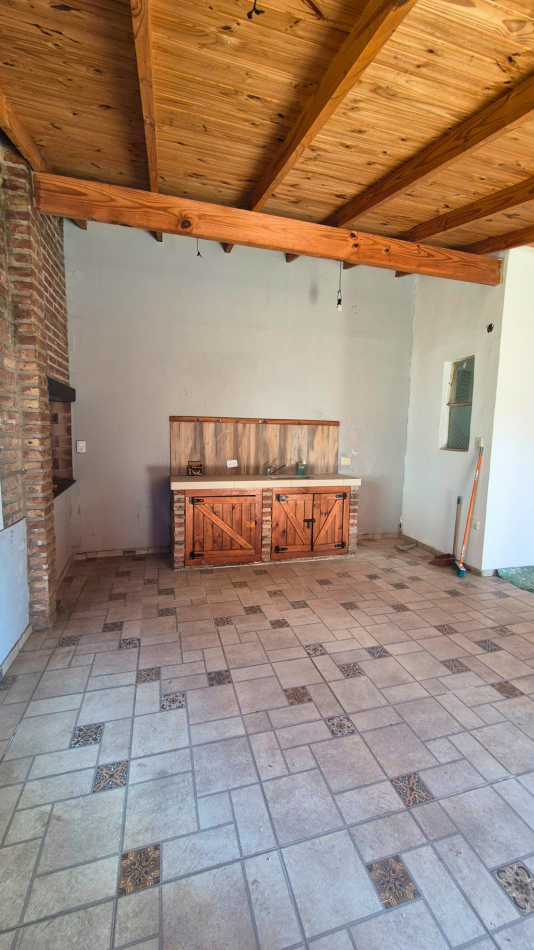 Espacio de sobra: Casa con 3 dormitorios, quincho gigante y zona de guardado en Boluevard Peron