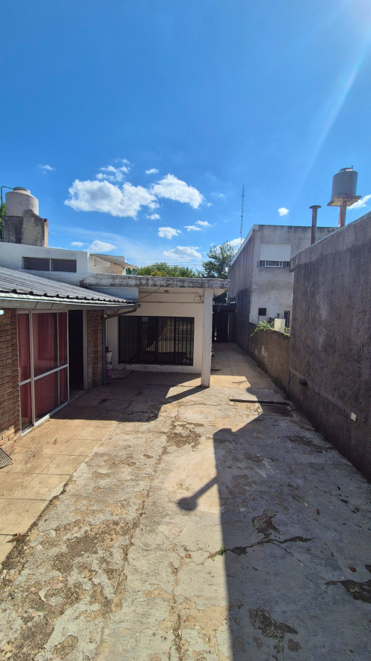 Espacio de sobra: Casa con 3 dormitorios, quincho gigante y zona de guardado en Boluevard Peron