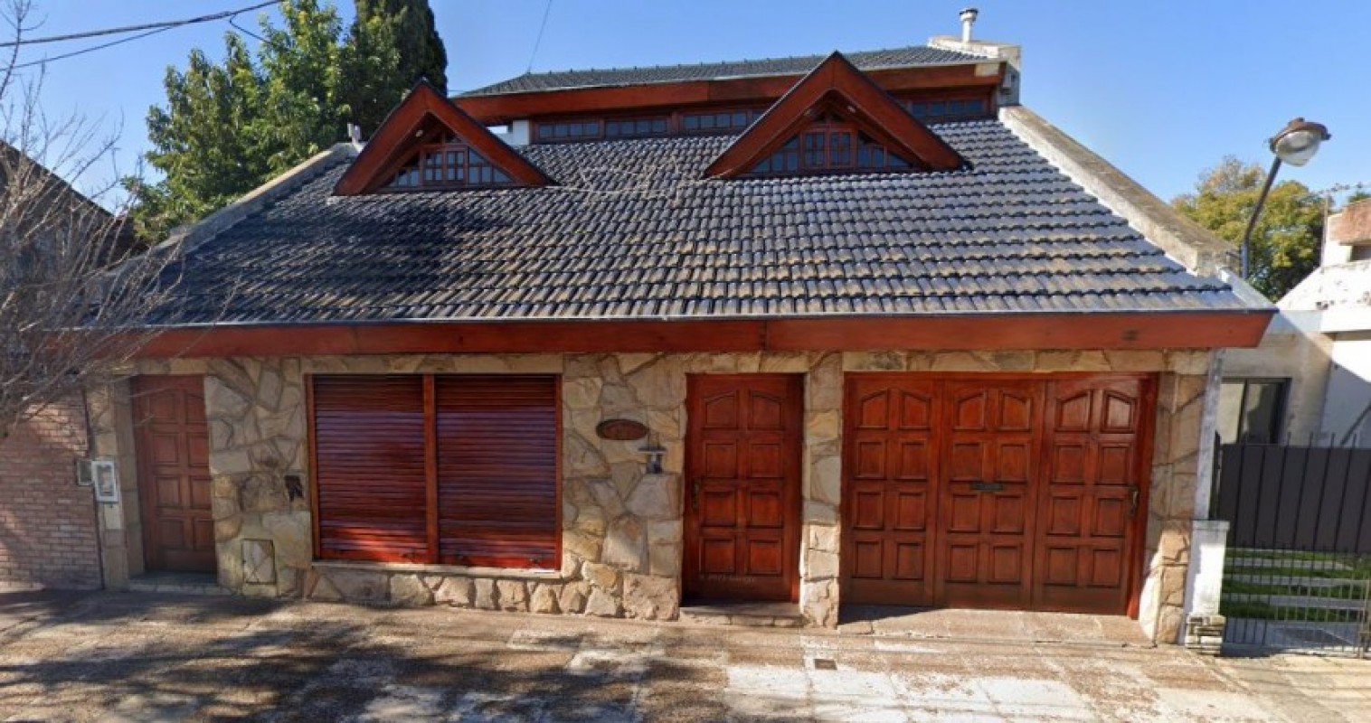 Chalet en dos pisos con 4 dormitorios 