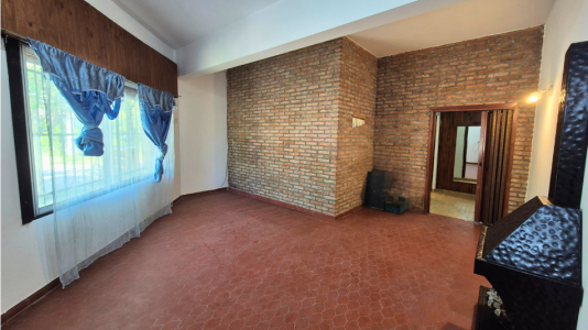 Hermosa propiedad con ubicacion estrategia sobre calle Joly en Moreno. 