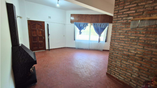 Hermosa propiedad con ubicacion estrategia sobre calle Joly en Moreno. 