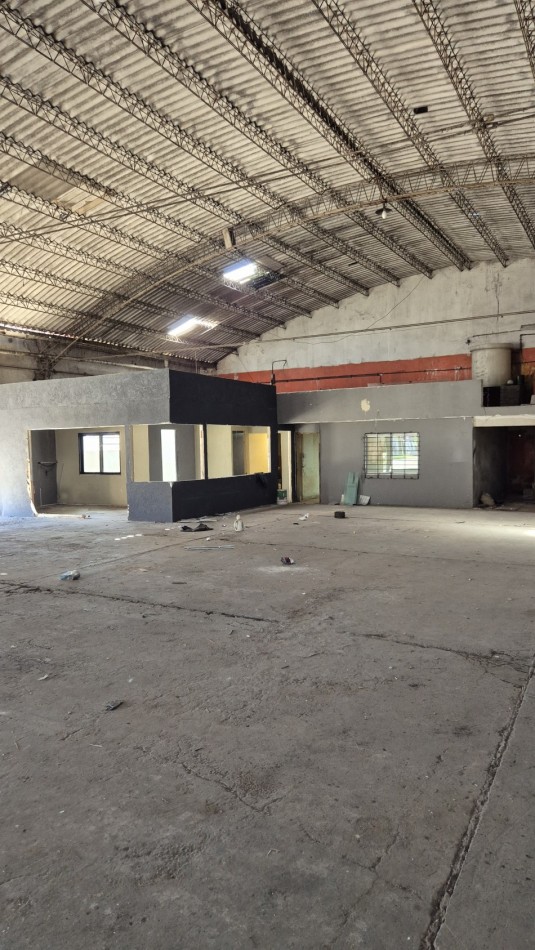 Alquiler Galpon en Esquina 623 m² | Gran Altura | Paso del Rey Centro