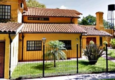 Chalet con 5 dormitorios sobre terreno de 1704 m2, cerca de salida a Acceso Oeste Moreno.