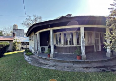 Casa con 2 dormitorios sobre terreno de 1600 m², ubicación estratégica