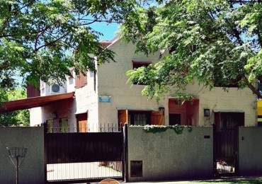 Casa con 3 dormitorios en el centro de Francisco Alvarez, a 150 metros de la ruta y con fácil salida a Acceso Oeste. 