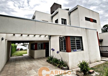 Moderna con 3 dormitorios casa en La Reja, amplio terreno