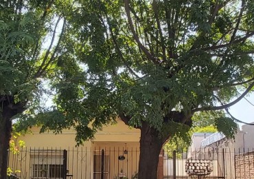 CHALET DE TEJAS FRANCESAS CON 2 DORMITORIOS EN EL CENTRO DE BARRIO ARCA, PASO DEL REY.